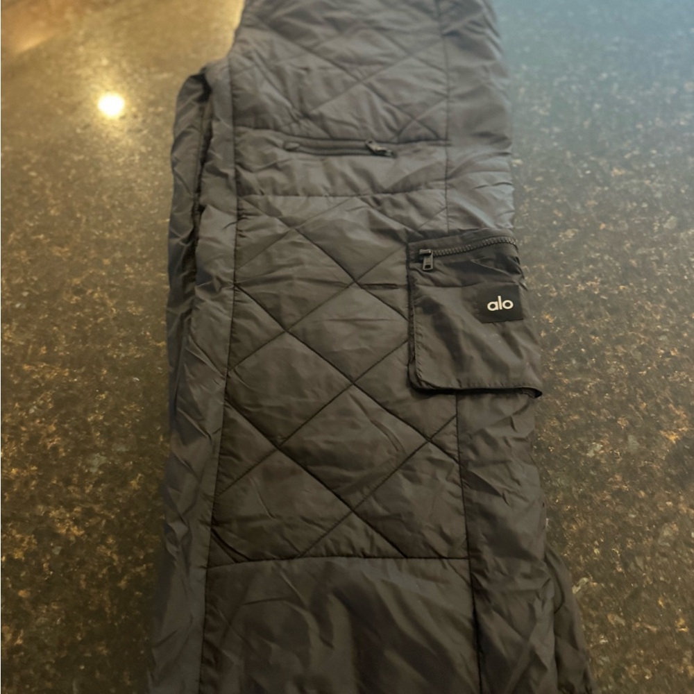 ALO Yoga Black Quilted Cargo Pants - Picture 2 of 2